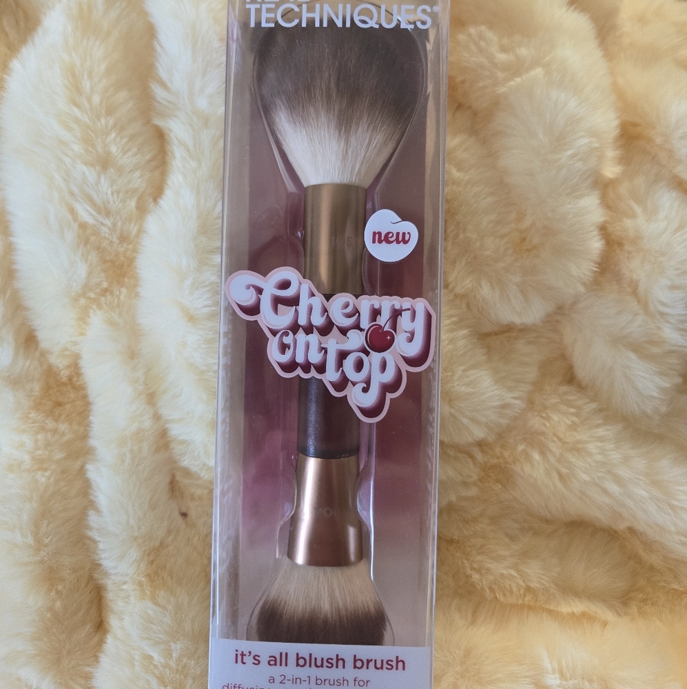 Real Techniques Cherry On Top 2 In 1 Powder Brush Limited Edition!